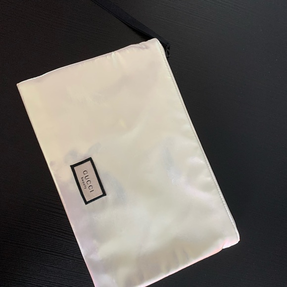 NEW GUCCI BEAUTY IRIDESCENT ZIP POUCH - Picture 2 of 4